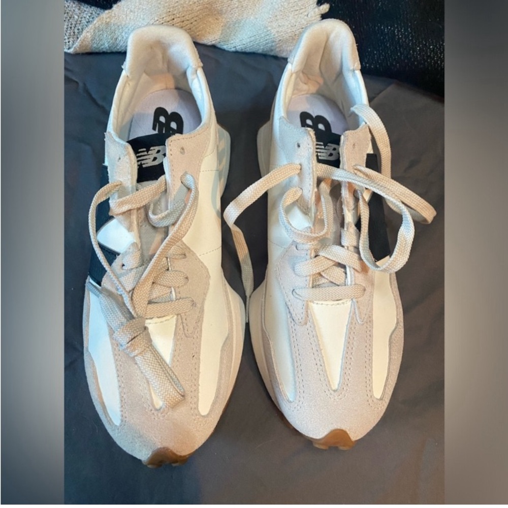 NWOT New balance 327 black & white 8.5